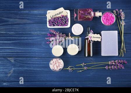 Belle composition avec fleurs de lavande, huile et savon sur fond en bois, vue de dessus Banque D'Images