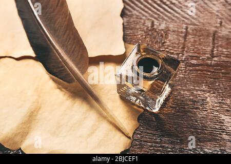 Stylo plume avec inkwell et papiers sur table en bois ferme Banque D'Images