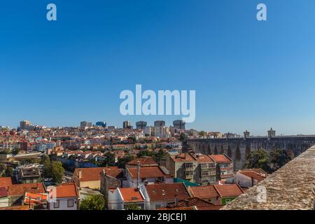 Águas Livres Aqueduct avec paysage urbain sur fond d'une journée ensoleillée, récolte horizontale. Banque D'Images