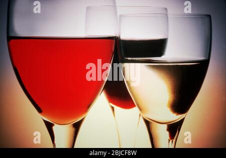 Gros plan de trois verres avec différentes boissons Banque D'Images