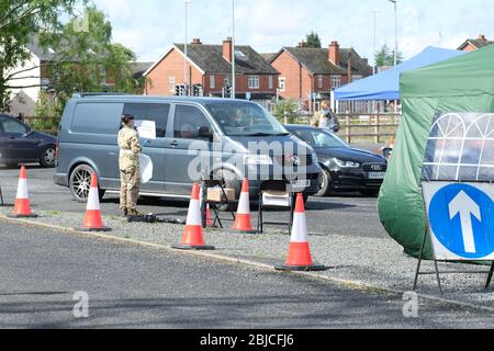 Hereford, Herefordshire Royaume-Uni - mercredi 29 avril 2020 - le personnel de l'armée est un site d'essai de coronavirus dans un parking de Hereford pour fournir des tests d'écouvillonnage Covid-19 aux travailleurs de première ligne alors que le gouvernement s'efforce d'atteindre 100,000 tests par jour d'ici la fin avril. Photo Steven May / Alamy Live News Banque D'Images