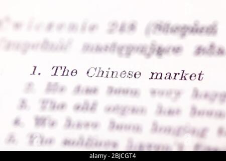 Le texte du marché chinois a souligné, dans un livre, le numéro un dans une liste, l'accent sélectif. L'économie chinoise sur la première place, la liste imprimée Banque D'Images