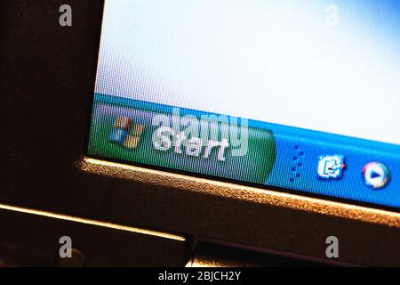 Barre de menu de démarrage Windows XP, logo Windows sur un ancien écran lcd basse résolution, gros plan, pixels visibles. Ancienne distribution du système d'exploitation Windows Banque D'Images