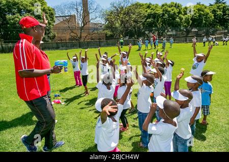 Johannesburg, Afrique du Sud - 20 mars 2014 : divers enfants de l'école primaire africaine font de l'exercice physique leçon PT Banque D'Images