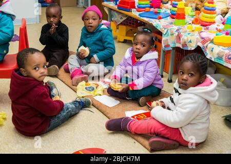 Johannesburg, Afrique du Sud - 13 juin 2014 : jeunes enfants africains à la petite garderie de Creche Banque D'Images