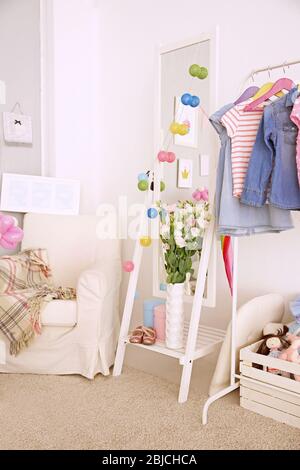 Bel intérieur de la chambre d'enfant décorée pour la célébration d'anniversaire Banque D'Images