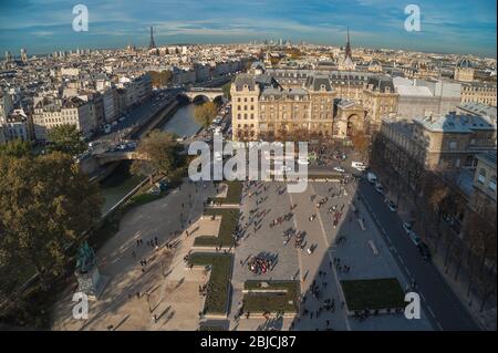 Paris notre Dame Square, vue sur la grande place - Parvis notre Dame place Jean Paul ii - située à côté de la cathédrale notre Dame, Ile de la Cité, Paris. Banque D'Images