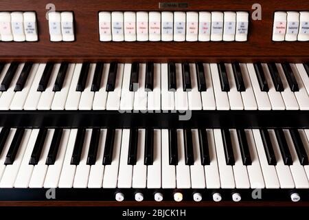 Nouvelle vue avant des claviers d'orgue à tubes modernes. Clavier d'instruments électroniques double simple vu de dessus, prise de vue frontale, fermeture. Église, musique sacrée Banque D'Images