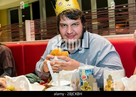 Johannesburg, Afrique du Sud - 27 juin 2014 : un client masculin mange au restaurant Burger King Banque D'Images