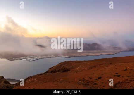 Les îles de la Graciosa avec des nuages au coucher du soleil, comme vu de près de Mirador del Rio, Lanzarote, îles Canaries, Espagne Banque D'Images