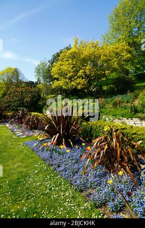 Vue sur le jardin en contrebas dans le domaine de Calverley, Royal Tunbridge Wells, Kent, Angleterre Banque D'Images