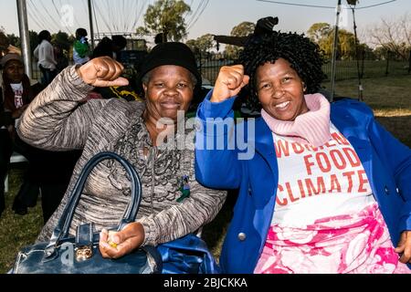 Johannesburg, Afrique du Sud - 13 juin 2015 : groupe de femmes africaines âgées qui fléchit les muscles des bras en montrant le pouvoir féministe Banque D'Images