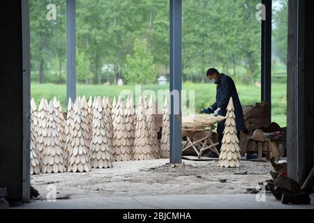 (200429) -- HEFEI, le 29 avril 2020 (Xinhua) -- un travailleur fabrique des métiers d'art en bois dans une entreprise qui emploie plus de 10 villageois de ménages pauvres dans le village de Wangnao, dans la province d'Anhui, en Chine orientale, le 14 avril 2020. Les neuf dernières régions du comté touchées par la pauvreté dans la province d'Anhui en Chine orientale ont été retirées de la liste des comtés pauvres du pays, selon une annonce publiée mercredi par le gouvernement provincial. Cela marque que les 31 régions pauvres du comté d'Anhui ont toutes ébranlé la pauvreté, dans le cadre des efforts déployés par le pays pour éliminer l'absolu Banque D'Images