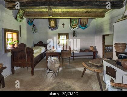 Intérieur du cottage du XIXe siècle au parc ethnographique du Musée de la culture populaire en plein air de Kolbuszowa, région de Malopolska aka Lesser Pologne, Pologne Banque D'Images