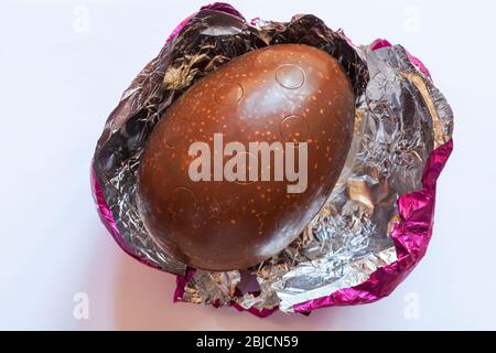 NOMO pas de légumes et sans fruits et œufs de Crunch isolés sur fond blanc - chocolat végétalien crémeux doux sans noix d'oeuf de gluten de lait Banque D'Images