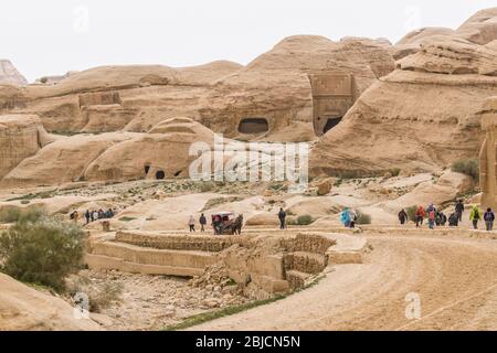 Touristes sur le chemin de Petra, Jordanie Banque D'Images