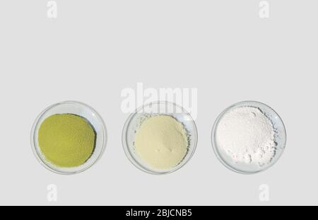 Ingrédient chimique cosmétique sur la table de laboratoire. Optiblanc MBT, Optiblanc 2 M/G, Polygel  . (Vue du dessus) Banque D'Images