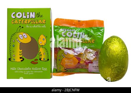 M&S Colin le chocolat Caterpillar œuf de Pâques et paquet de Veggie Colin les bonbons Caterpillar isolés sur fond blanc - lait chocolat oeuf creux Banque D'Images