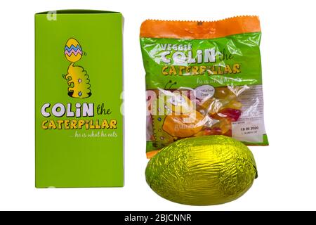 M&S Colin le chocolat Caterpillar œuf de Pâques et paquet de Veggie Colin les bonbons Caterpillar isolés sur fond blanc - lait chocolat oeuf creux Banque D'Images