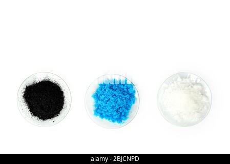 Ingrédient chimique cosmétique sur la table de laboratoire. Sulfate de cuivre(II), chlorure de potassium, permanganate de potassium. (Vue du dessus) Banque D'Images