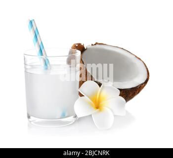 Savoureux milk-shake avec noix de coco et fleur sur fond blanc Banque D'Images