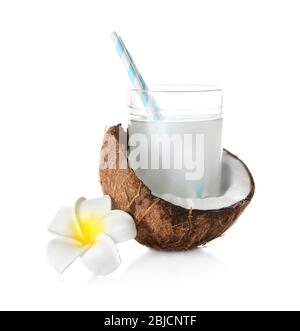 Savoureux milk-shake avec noix de coco et fleur sur fond blanc Banque D'Images