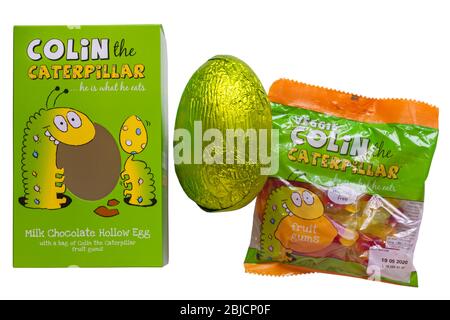 M&S Colin le chocolat Caterpillar œuf de Pâques et paquet de Veggie Colin les bonbons Caterpillar isolés sur fond blanc - lait chocolat oeuf creux Banque D'Images