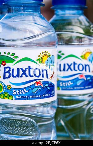 Détail gros plan de la bouteille d'eau minérale naturelle de Buxton et de l'étiquette. Banque D'Images