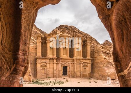 Vue sur la grotte d'Ad Deir à Petra, Jordanie Banque D'Images