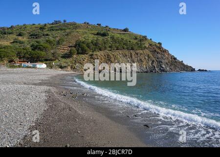 France Méditerranée mer paisible plage de galets, Pyrénées Orientales, Peyresite, Côte Vermeille, Occitanie Banque D'Images