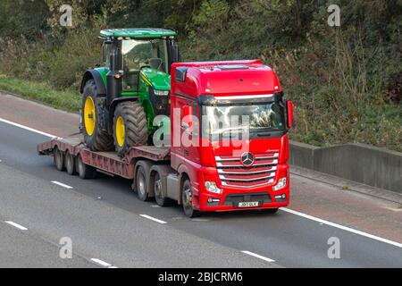 Livraison d'un nouveau tracteur sur chargeur surbaissé ; chariots de transport, camion, transport, camion, Porte-bagages, véhicule Mercedes Actros, transport commercial européen, industrie, M6 à Lancaster, ROYAUME-UNI Banque D'Images