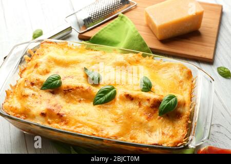 Lasagnes traditionnelles dans un plat de cuisson en verre, à proximité Banque D'Images