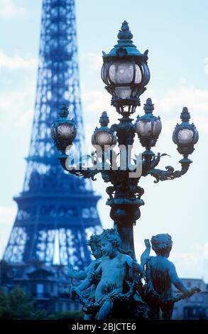 PARIS PONT ALEXANDRE III COUCHER DE SOLEIL ART NOUVEAU LAMPES PARIS CRÉPUSCULE MOODY sur le pont Alexandre III avec la Tour Eiffel en arrière-plan 'ville de lumière' les Invalides Paris France Banque D'Images