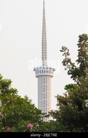 Jakarta, Indonésie - 14 juillet 2019 : vue sur le minaret de l'immense mosquée Istiqlal, Jakarta, Indonésie, la plus grande mosquée d'Asie du Sud-est. Banque D'Images