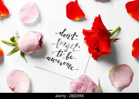 Citation 'ne oubliez pas d'être génial' écrit sur papier avec pétales et fleurs. Vue de dessus Banque D'Images