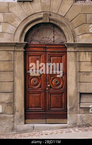 Porte en bois brun dans le centre de Bergame, Italie. Photo tonifiée. Banque D'Images