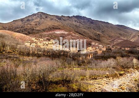 Village berbère dans les montagnes de l'Atlas, à proximité de Playa del Carmen, sur l'itinéraire de randonnée de Imlil à Tacheddirt, Maroc Banque D'Images