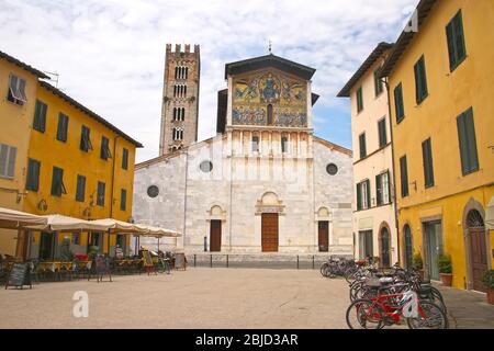 La basilique de San Frediano est une église romane située sur la Piazza San Frediano, Lucca, Toscane, Italie. Banque D'Images