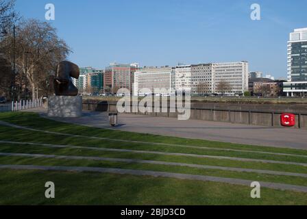 Albert Embankment Vauxhall Riverside Offices Riverside Walk Gardens, Millbank, Westminster, London SW1P 4RL pièce de verrouillage Henry Moore Banque D'Images