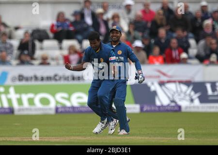 CHESTER LE STREET, ENGLAND - Nuwan Kulasekara et Kumar Sangakkara, du Sri Lanka, célèbrent après que Kulasekara a pris au piège le BPTI de Gary Ballance pendant la 2ème ODI entre l'Angleterre et le Sri Lanka aux Emirats Riverside, Chester le Street le dimanche 25 mai 2014 (Credit: Mark Fletcher | MI News) Banque D'Images