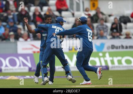CHESTER LE STREET, ENGLAND - Nuwan Kulasekara, Kumar Sangakkara et Lahiru Thirimanne, de Sri Lanka, célèbrent après que Kulasekara ait pris au piège l'Angleterre Gary Ballance LBW pendant la 2ème ODI entre l'Angleterre et Sri Lanka aux Emirats Riverside, Chester le Street le dimanche 25 mai 2014 (Credit: Mark Fletcher | MI News) Banque D'Images