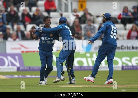 CHESTER LE STREET, ENGLAND - Nuwan Kulasekara, Kumar Sangakkara et Lahiru Thirimanne, de Sri Lanka, célèbrent après que Kulasekara ait pris au piège l'Angleterre Gary Ballance LBW pendant la 2ème ODI entre l'Angleterre et Sri Lanka aux Emirats Riverside, Chester le Street le dimanche 25 mai 2014 (Credit: Mark Fletcher | MI News) Banque D'Images
