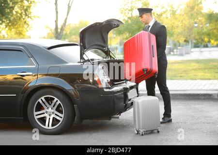 Valise de transport avec chauffeur dans le coffre de la voiture Banque D'Images