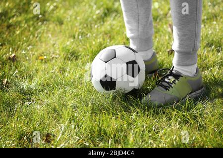 Vue rapprochée des jambes et du ballon des hommes sur le terrain de football Banque D'Images