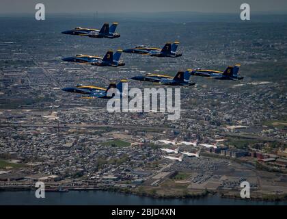 L'escadron de démonstration de la Marine américaine, les Blue Angels, à gauche, volent en formation au-dessus de Philadelphie pendant le vol américain fort le 28 avril 2020 à Philadelphie, en Pennsylvanie. L'Amérique forte est un hommage de la Marine et de l'Armée de l'Air pour reconnaître les travailleurs de la santé, les premiers intervenants et d'autres membres du personnel essentiels dans une manifestation de solidarité nationale durant la pandémie COVID-19. Banque D'Images