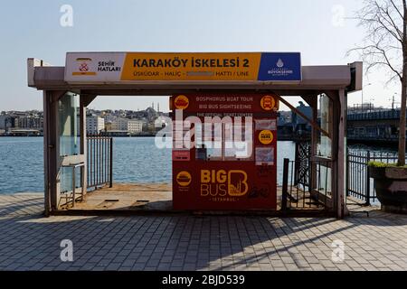 Big bus Bosphore tours en bateau à arrêts multiples au terminal de Karakoy, Istanbul de Turquie. Banque D'Images