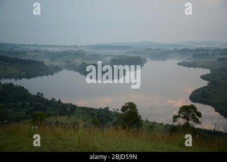 Lacs de cratère près de fort Portal en Ouganda, en Afrique centrale. Banque D'Images