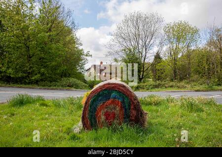 Caerphilly, Pays de Galles, Royaume-Uni. 29 avril 2020. Un arc-en-ciel et un coeur sont peints en une balle de foin sur le bord de la route près de Caerphilly montagne pendant la sixième semaine de verrouillage du coronavirus, avant le clap hebdomadaire pour les carers. Crédit: Mark Hawkins/Alay Live News Banque D'Images