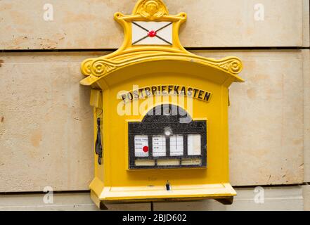 Dresde, Allemagne - 6 avril 2010: Boîte postale jaune sur l'endroit historique de Dresde, Allemagne Banque D'Images
