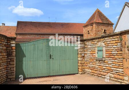 Bourgogne, France- 5 juin 2010 : porte d'entrée et maison ancienne dans un village français de Bourgogne, France Banque D'Images